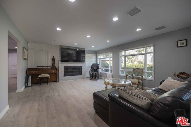 Building Photo - 1121 S Wilton Pl