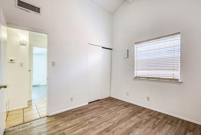 Building Photo - 630 White Cliffs Dr