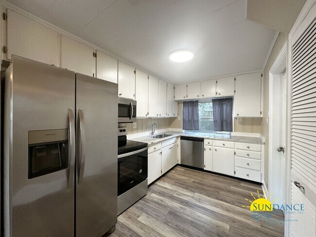 Building Photo - Beautiful 3 Bedroom Home in Fort Walton!