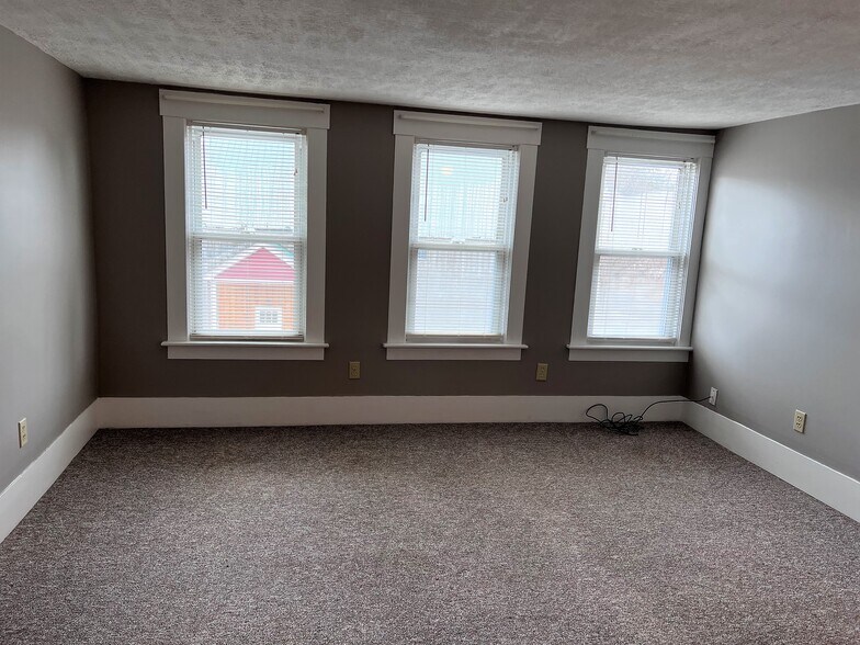 Building Photo - 17 Elm St