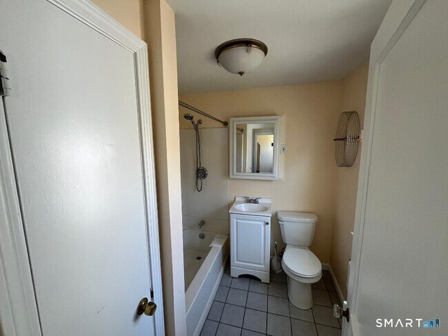 Building Photo - 138 Mountain St