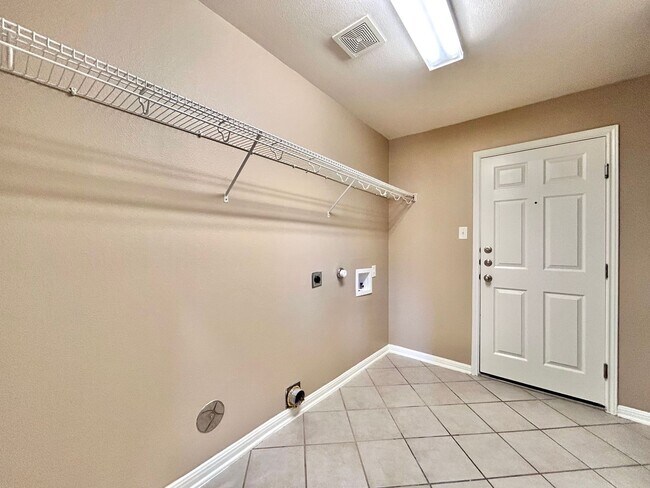 Building Photo - Your Next Home Awaits – Roomy, Bright & Co...