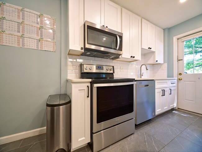 Building Photo - Charming and private 3BR, 2FB home located...
