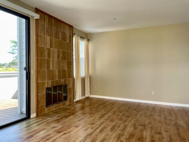 Building Photo - 2157 Vista Del Mar