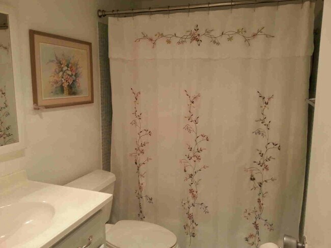 Building Photo - 300 Horizon W