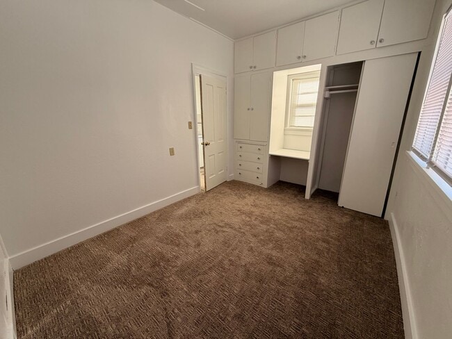 Building Photo - 700 N 5th St