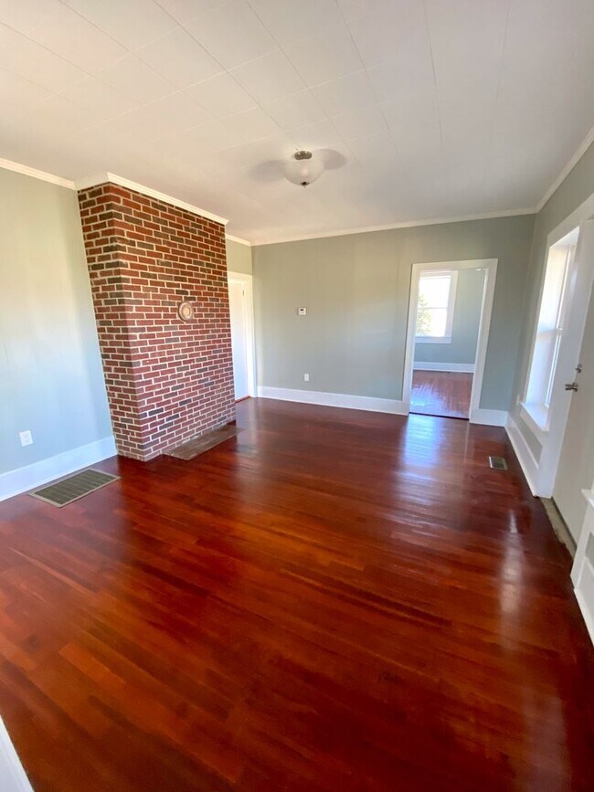 Building Photo - 3 bed/ 2 bath house in Seneca