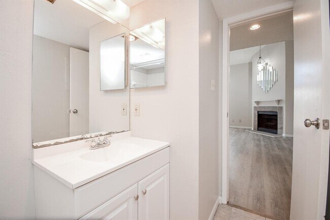 Building Photo - 10855 Meadowglen Ln