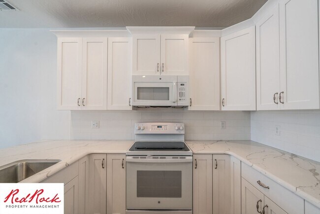 Building Photo - 3 Bedroom, 2.5 Bathroom Townhome in Ivins City