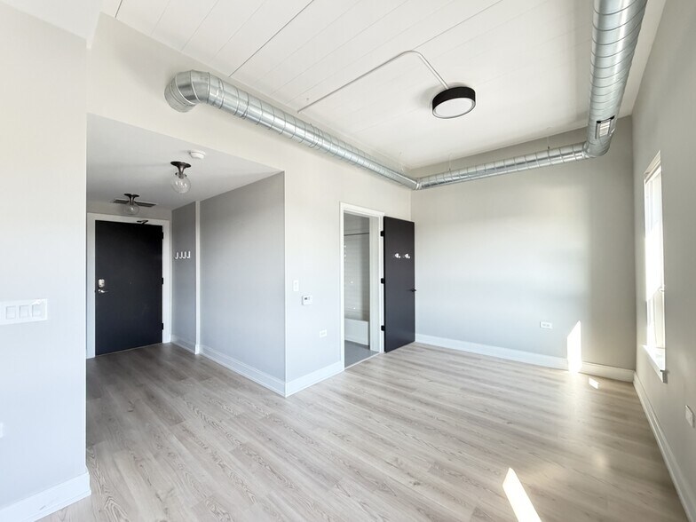 Building Photo - 941 W Belmont Ave