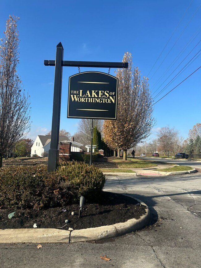 Building Photo - Lakes of Worthington