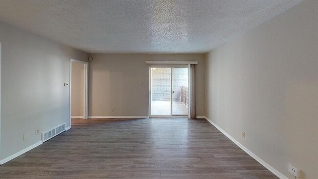 Building Photo - 2833 Kings Rd