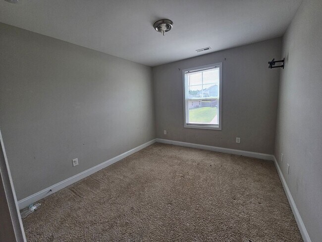 Building Photo - New Listing