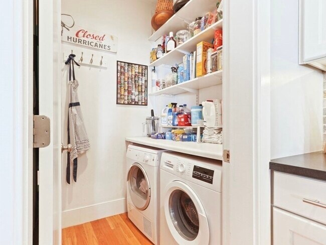 Building Photo - 525 E 7th St