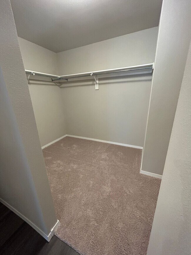 Building Photo - 3 bedroom 2 1/2 bath house with 2 car garage.