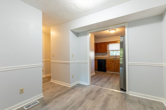 Building Photo - 3 story 2 bed 1.5 bath condo with large ga...