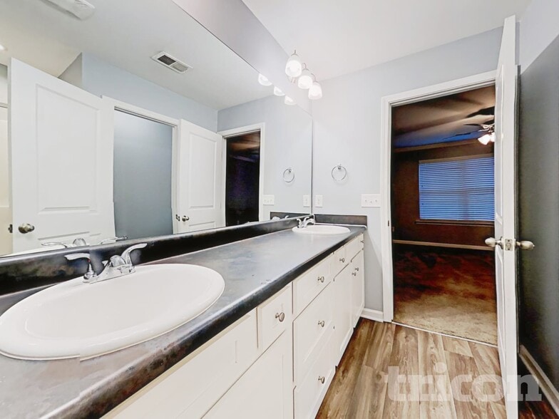 Building Photo - 2271 Wentworth Park Dr