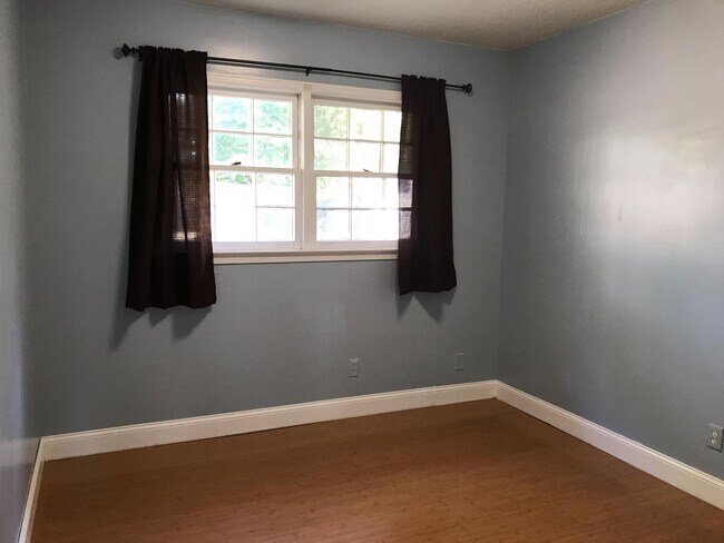 Building Photo - ** 3 Bed 2 Bath located behind Faulkner ** Call the self showing number to schedule a tour 334-36...