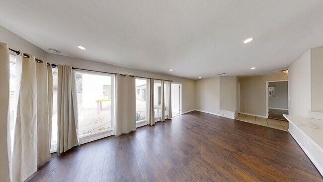 Building Photo - 5BD/2BA, Easy Walk to Campus!! (Lease out,...