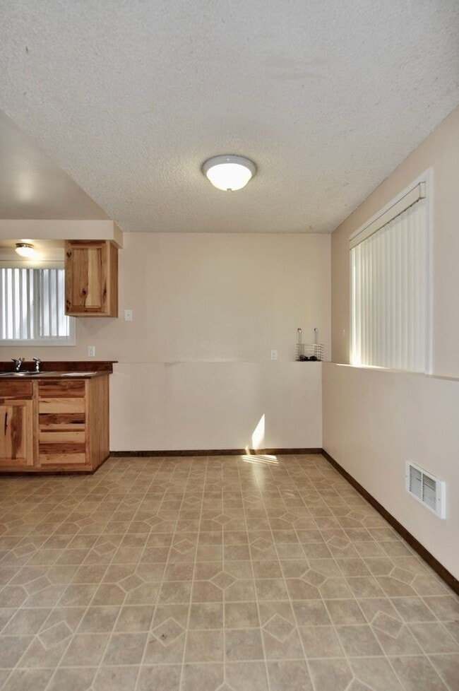 Building Photo - 2 bed 1 bath apartment (4plex building) lower unit