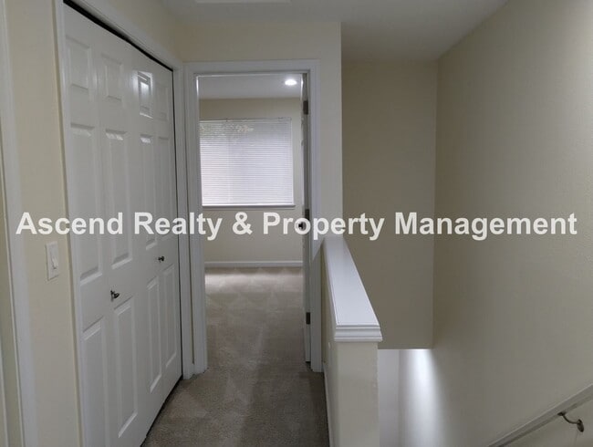 Building Photo - Price Reduced! Beautifully Updated 2 Level...