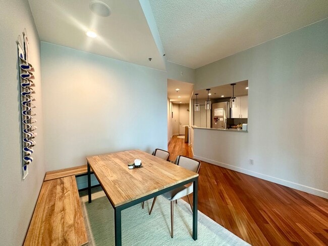 Building Photo - Luxury Corner 1BR/1BA Condo with Deck in t...