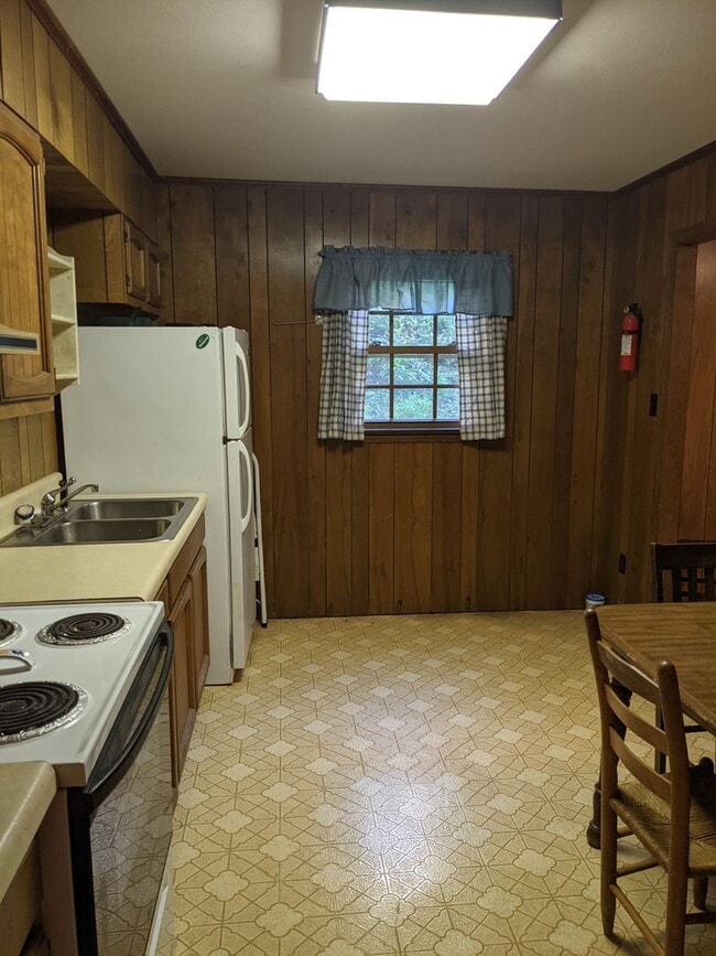 Building Photo - Montreat School Year Rental
