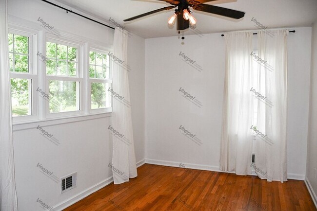 Building Photo - 3 Bed, 1 Bath Home with Garage in Prime Kansas City Location