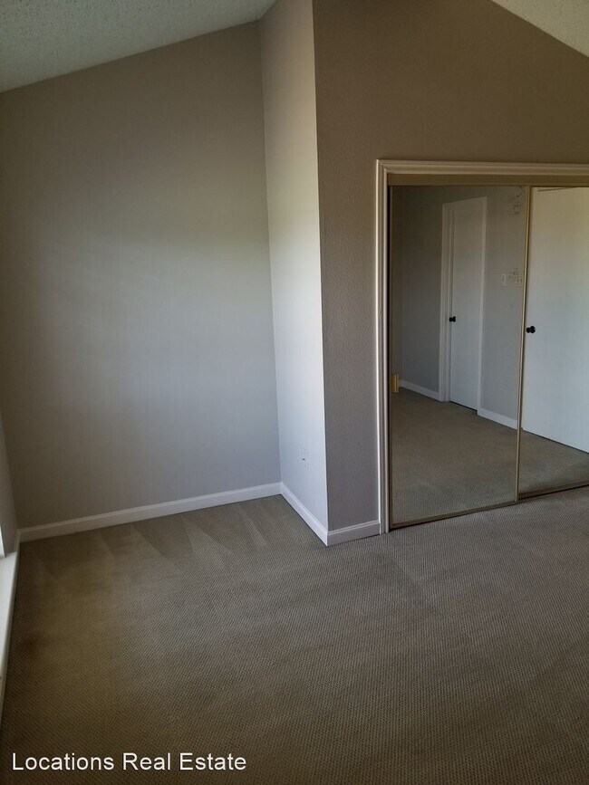 Building Photo - 2 br, 1.5 bath House - 413-B Longwood Court