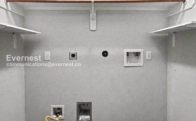 Building Photo - 3 Bed, 2 Bath Home with Fenced Yard & Garage / Pet-Friendly / Available Now!