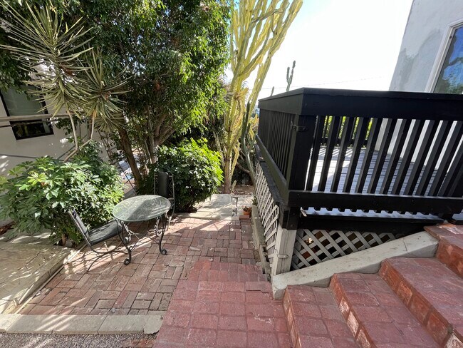 private outdoor space - 934 Micheltorena St