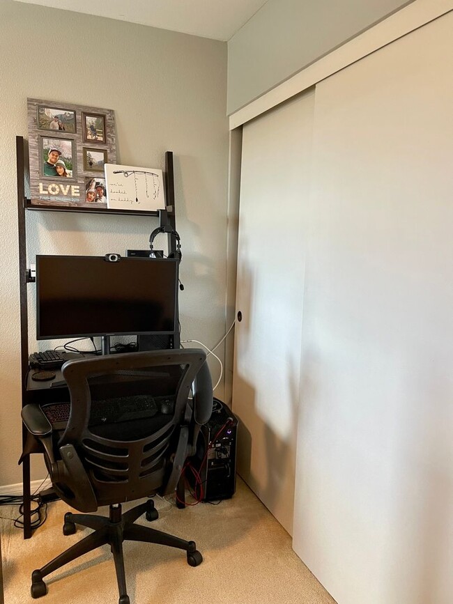 Building Photo - Spacious 3 Bedroom 2.5 Bath Townhouse in C...
