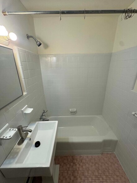 bathroom - 4994 Miriam Rd
