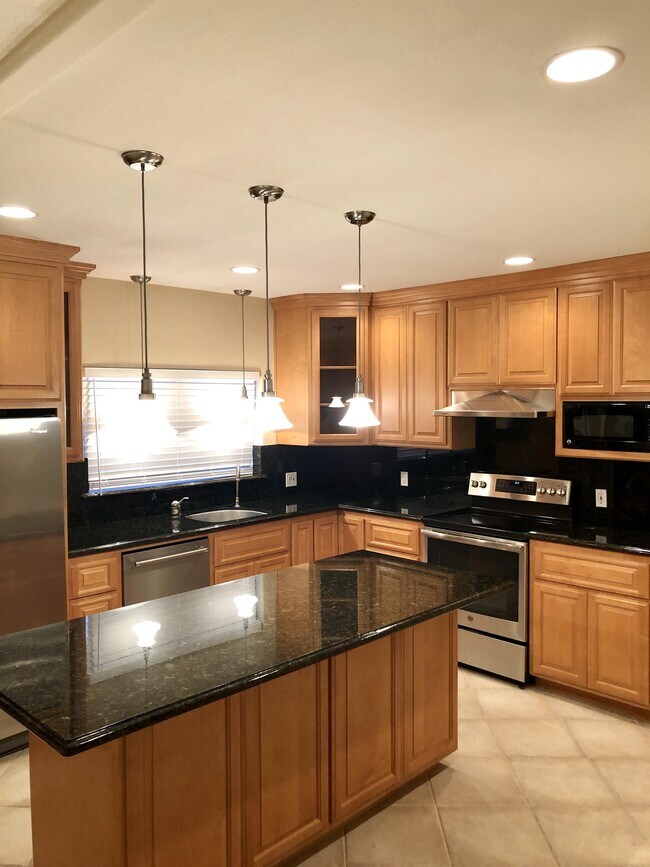 Building Photo - 452 E Santa Clara St