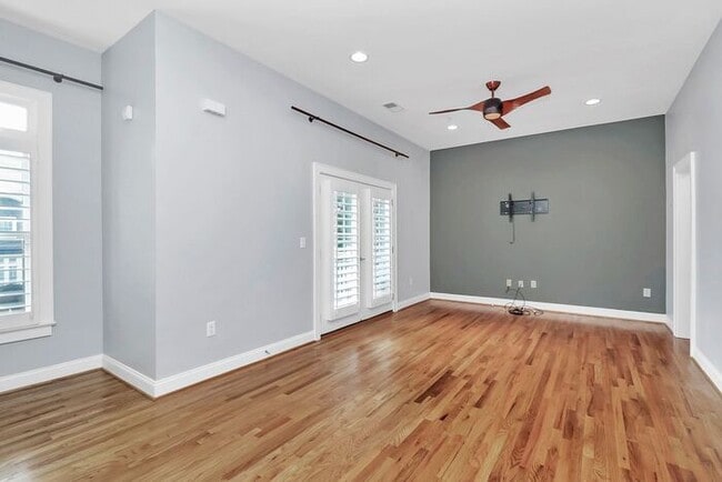 Building Photo - Beautiful 3BD/2.5BA Townhome