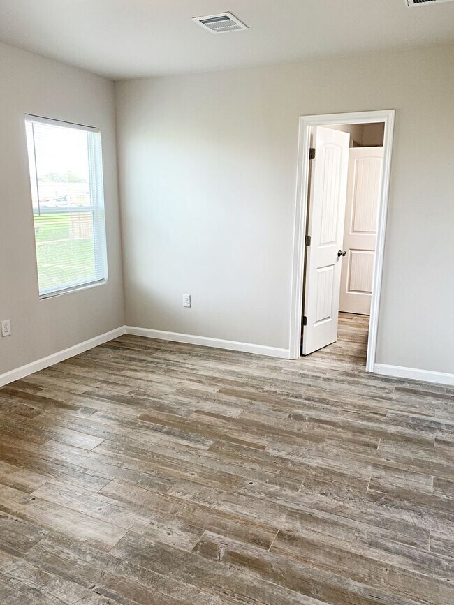 Building Photo - 380 Bower Rd