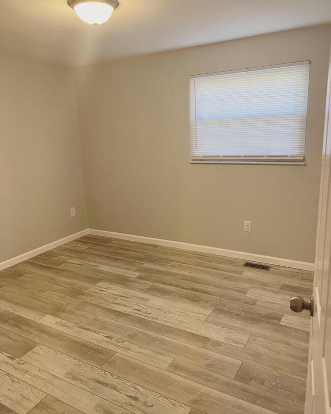 Building Photo - Updated bi-level!