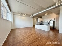 Building Photo - 320 W 7th St