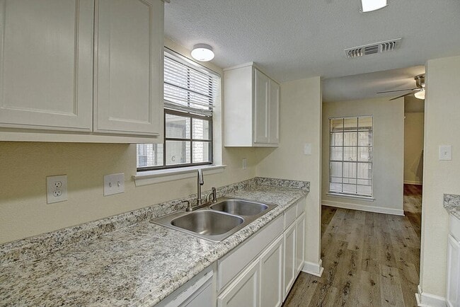 Building Photo - 2314 Capitan Dr
