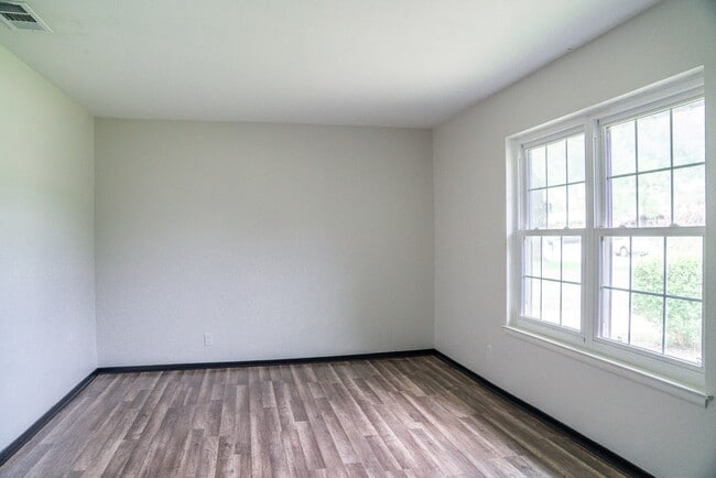 Building Photo - 142 Meadow Glen Dr