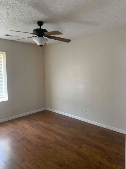 Building Photo - 3101 Chestnut Dr