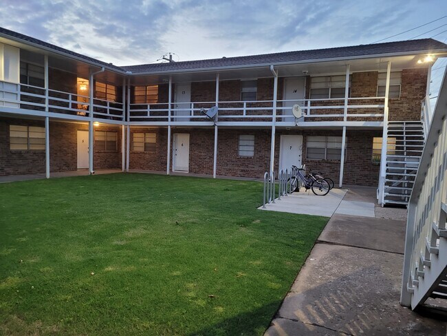 Building Photo - 301 N University Dr