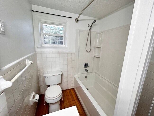 Building Photo - NOW AVAILABLE! 3 Bedrooms/1 1/2 Bath with Double living room space.