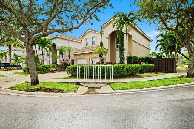 Building Photo - Spacious Waterfront 3-bedroom 3-bath Singl...