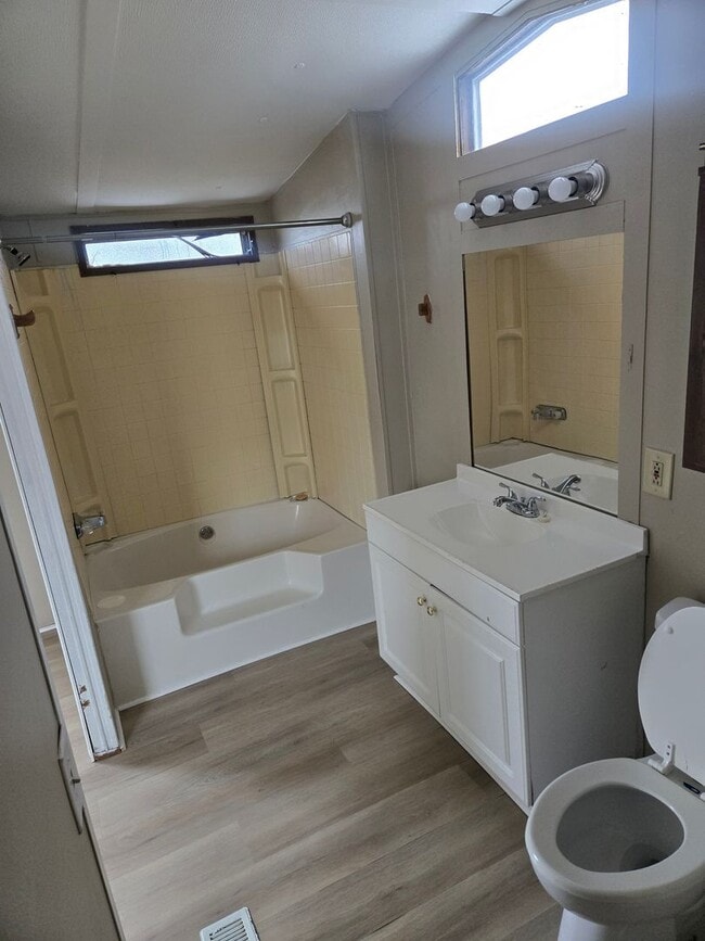 Building Photo - 3 bedroom, 2 bath Mobile Home in Yorktowne