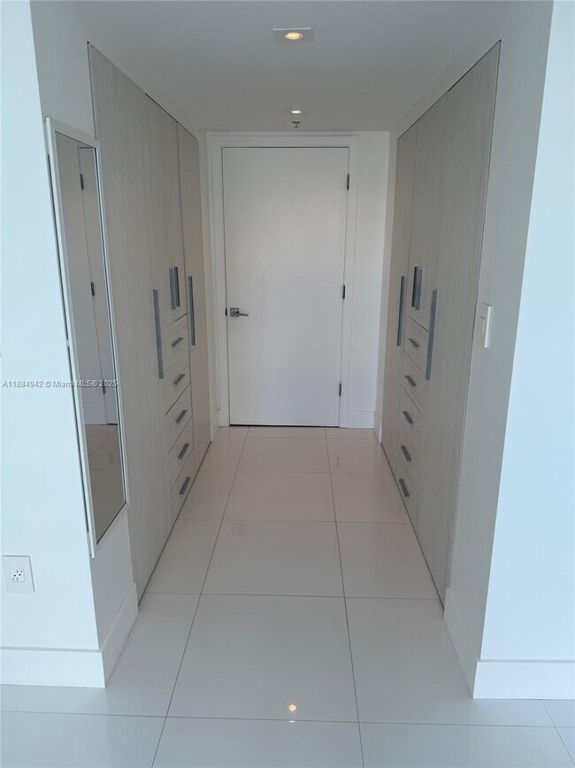Building Photo - 1155 Brickell Bay Dr