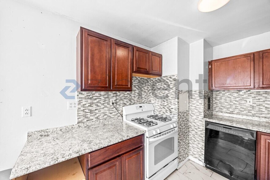 Building Photo - 5851 Quantrell Ave