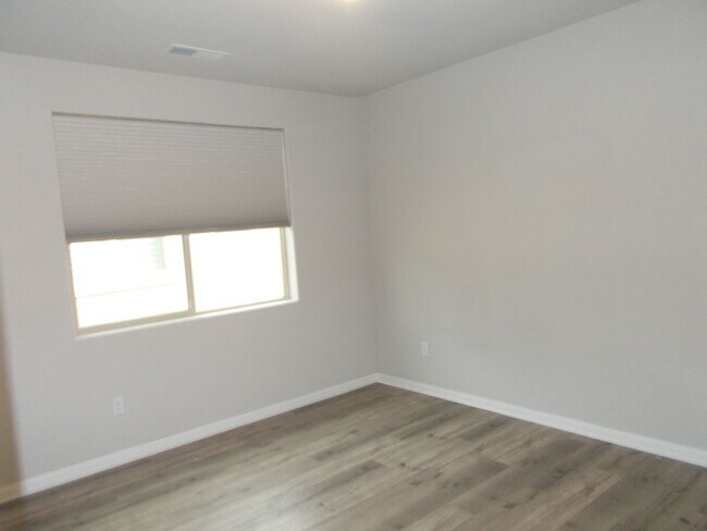 Building Photo - Immaculate 4 BR, 3.5 Bath, 2 Car Garage Ho...