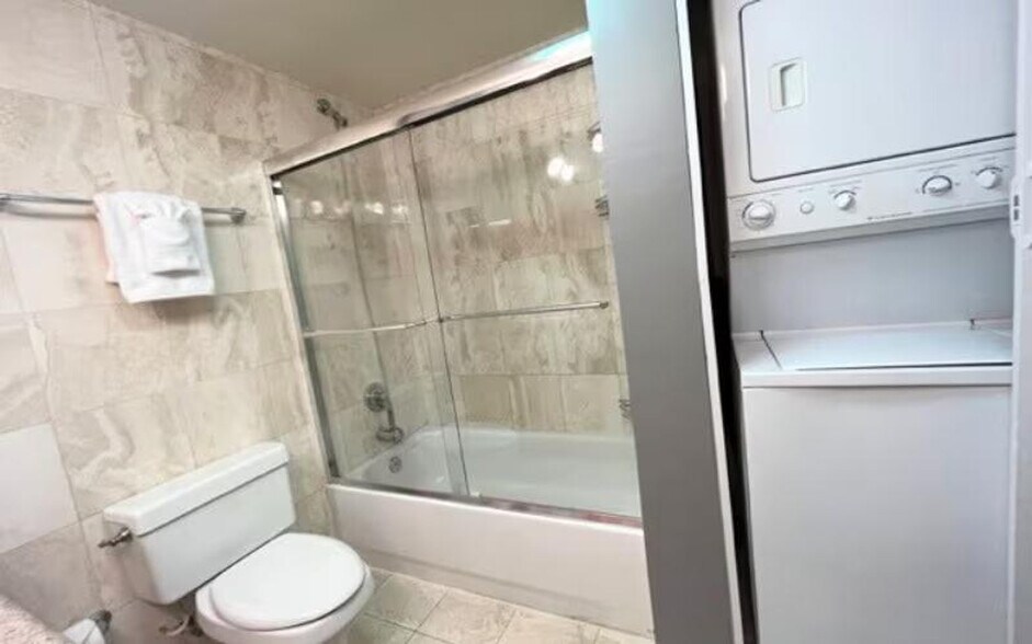 Building Photo - 3481 Lakeside Dr NE