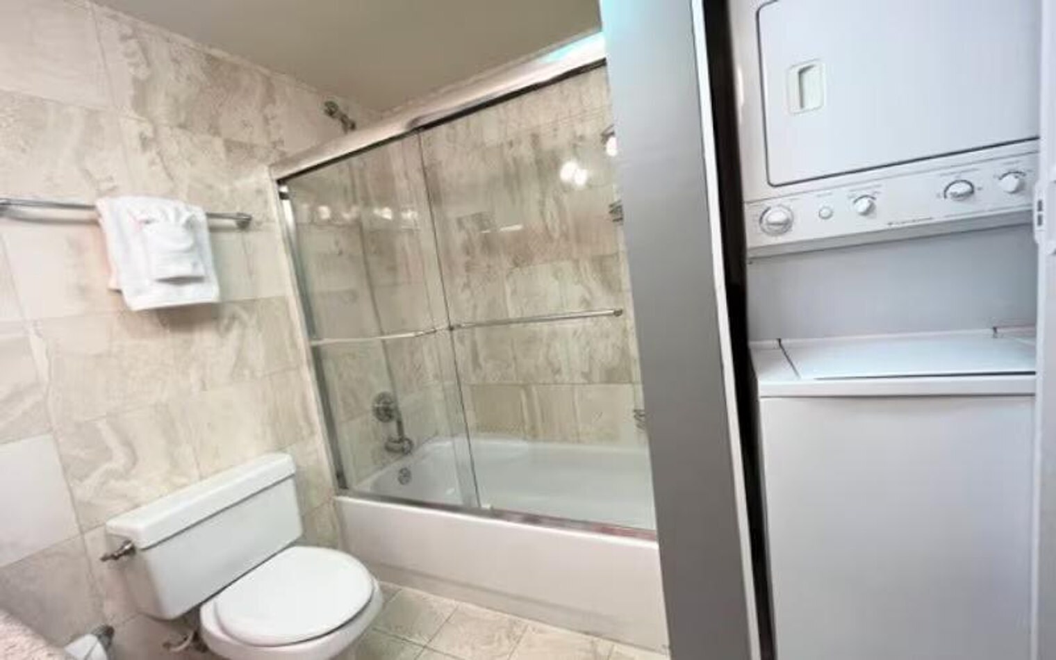 Building Photo - 3481 Lakeside Dr NE